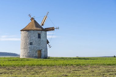 Otlak bir tarlada kırsal taş yel değirmeni