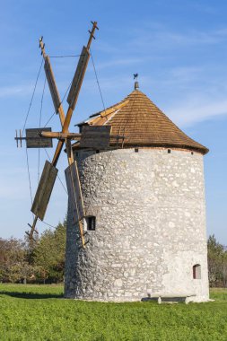 Otlak bir tarlada kırsal taş yel değirmeni