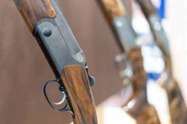 Ahşap desenli av silahları sergileniyor