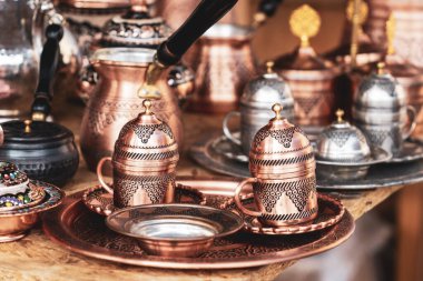 Geleneksel metal kahve seti ve süslü oryantal Türk desenleri bir pazarda