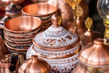 Geleneksel metal kahve seti ve süslü oryantal Türk desenleri bir pazarda