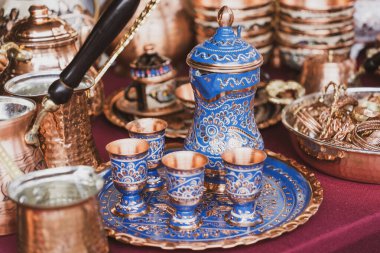 Geleneksel oryantal Türk desenli geleneksel mavi metal kahve seti