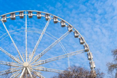 Budapeşte 'de arka planda mavi gökyüzü olan boş dönme dolap