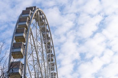 Budapeşte 'de arka planda mavi gökyüzü olan boş dönme dolap