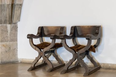 Eski ortaçağ tarzı ahşap sandalyeler.