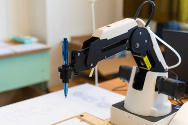 Robotik Kol Kalem Tutuyor