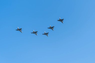 BUDAPEST, HUNGARY - 20 Ağustos 2024: Macaristan Ulusal Günü 'nde Macar Hava Kuvvetleri düzeninde Gripen savaş uçakları.