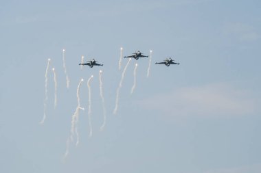 BUDAPEST, HUNGARY - 20 AĞUSTOS 2024: Macaristan Devlet Töreni sırasında kızıl ötesi tuzaklar kurarak Macar Hava Kuvvetleri 'nin İsveç yapımı üç Gripen savaş uçağı.
