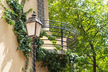 Sarmaşık kaplı Balkonlu Klasik Sokak Lambası