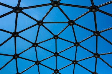 Bir binanın tepesindeki üçgen metal şebeke yapısı