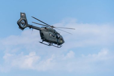 BUDAPEST, HUNGARY - 20 Ağustos 2024: Macar Hava Kuvvetleri 'nin H145M askeri helikopteri Macaristan Ulusal Günü boyunca Budapeşte şehir merkezinde uçuyor.