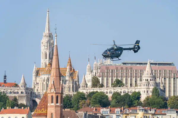 BUDAPEST, HUNGARY - 20 Ağustos 2024: Macar Hava Kuvvetleri 'nin H145M askeri helikopteri Macaristan Ulusal Günü boyunca Budapeşte şehir merkezinde uçuyor.