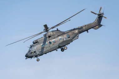 BUDAPEST, HUNGARY - 20 Ağustos 2024: Macar Hava Kuvvetleri H225 milyon askeri helikopteri Macaristan Ulusal Günü 'nde Budapeşte üzerinde uçuyor.