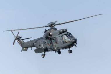 BUDAPEST, HUNGARY - 20 Ağustos 2024: Macar Hava Kuvvetleri H225 milyon askeri helikopteri Macaristan Ulusal Günü 'nde Budapeşte üzerinde uçuyor.