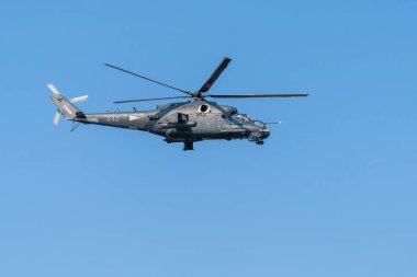 BUDAPEST, HUNGARY - 20 AĞUSTOS. 2024: Macaristan Hava Kuvvetleri 'nin Mi-24 askeri helikopteri Macaristan' ın devlet kutlamalarında Budapeşte üzerinden uçtu.