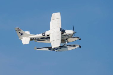 BUDAPEST, HUNGARY - 20 AĞUSTOS. 2024: Macaristan devlet kutlamalarında Budapeşte üzerinde Aeroexpress Cessna 206 uçağı.