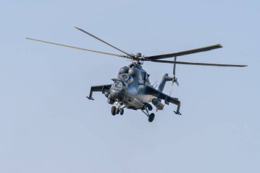 Sovyet yapımı eski siyah askeri helikopter Budapeşte 'de gökyüzünde uçuyor.