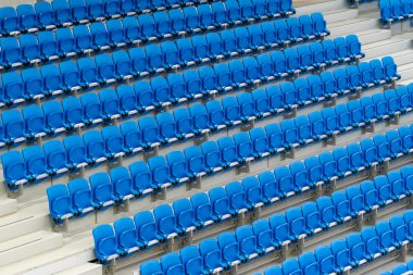 Salonda katlanan koltukları olan uzun bir sıra modern mavi sandalye.