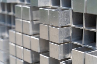 Gri alüminyum küp tasarım elementleri