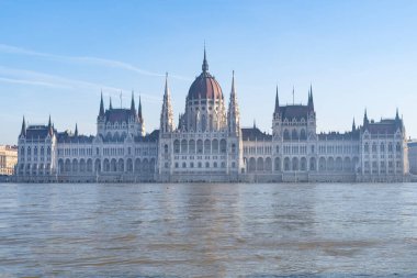 Macar yasama meclisinin neo-gotik binası, Tuna nehrinin olduğu parlamento ön plandaki rıhtımları sular altında bırakıyor.
