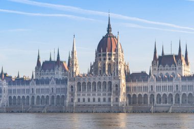 Macar yasama meclisinin neo-gotik binası, Tuna nehrinin olduğu parlamento ön plandaki rıhtımları sular altında bırakıyor.