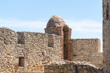 Ortaçağ taş kalesi, kemerli gözcü kulesi ile harabe.