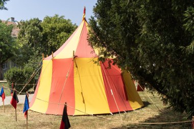 Parktaki kırmızı sarı antika ortaçağ çadırı