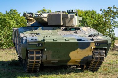 30 mm 'lik makineli tüfekle Macar Lynx piyade savaş aracı (IFV)