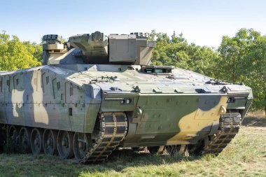 30 mm 'lik makineli tüfekle Macar Lynx piyade savaş aracı (IFV)
