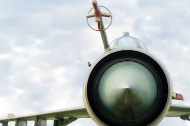 Eski Sovyet yapımı kamuflaj Mig-21 uçağı.