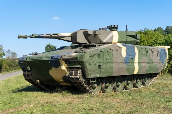 30 mm 'lik makineli tüfekle Macar Lynx piyade savaş aracı (IFV)