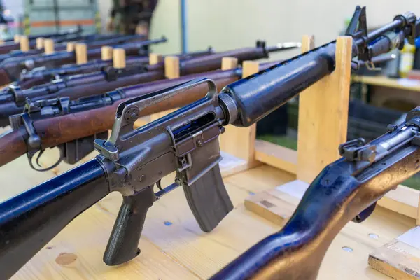 Eski Amerikan klasik M16 saldırı tüfeği ve diğer silahlar.