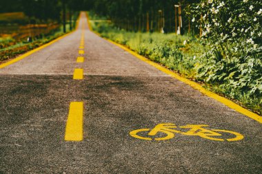 Bisiklet yolu sarı işaretli mesafeye doğru gidiyor.