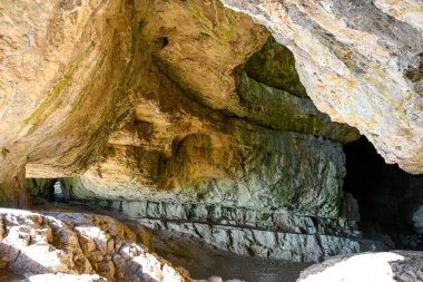 Macaristan 'da güneş ışığı alan mağara