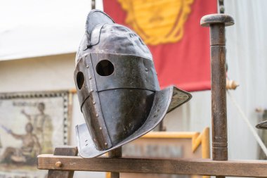 Askeri bir kampta antik Roma gladyatör kaskı