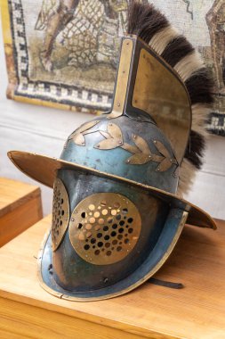 Askeri bir kampta antik Roma gladyatör kaskı