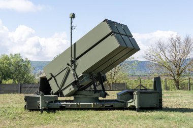 Yeşil boyalı modern Amerikan Norveç NASAMS hava savunma füze fırlatma konteynırları