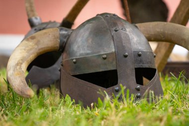 Ortaçağ Viking 'i yere boynuzları yerleştirilmiş demir miğfer işledi.