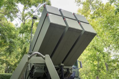 Yeşil boyalı modern Amerikan Norveç NASAMS hava savunma füze fırlatma konteynırları