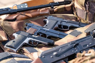 Eski Macar yarı otomatik tabancaları ve kamuflaj masasında.