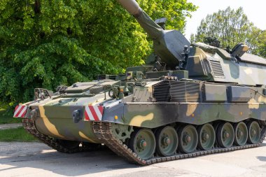 Modern bir kamuflaj, Panzerhaubitze 2000 zırhlı, kendinden güdümlü bir havan topu.