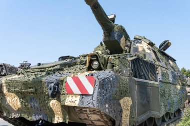 Modern bir kamuflaj, Panzerhaubitze 2000 zırhlı, kendinden güdümlü bir havan topu.