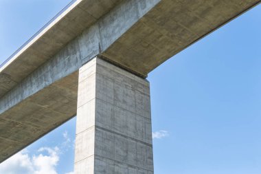 Yaz güneşinde Macaristan 'da Balaton Gölü' nün yanındaki Koroshegy Vadisi köprüsü.