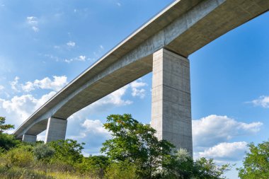 Yaz güneşinde Macaristan 'da Balaton Gölü' nün yanındaki Koroshegy Vadisi köprüsü.
