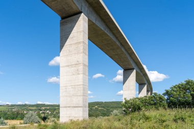 Yaz güneşinde Macaristan 'da Balaton Gölü' nün yanındaki Koroshegy Vadisi köprüsü.
