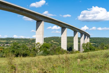 Yaz güneşinde Macaristan 'da Balaton Gölü' nün yanındaki Koroshegy Vadisi köprüsü.