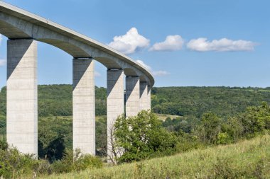 Yaz güneşinde Macaristan 'da Balaton Gölü' nün yanındaki Koroshegy Vadisi köprüsü.
