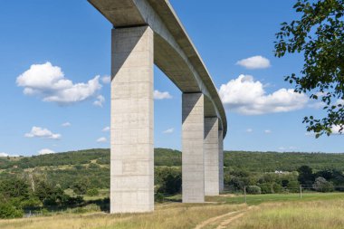 Yaz güneşinde Macaristan 'da Balaton Gölü' nün yanındaki Koroshegy Vadisi köprüsü.
