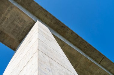 Yaz güneşinde Macaristan 'da Balaton Gölü' nün yanındaki Koroshegy Vadisi köprüsü.