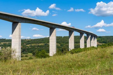Yaz güneşinde Macaristan 'da Balaton Gölü' nün yanındaki Koroshegy Vadisi köprüsü.